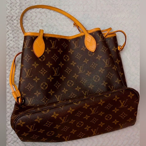 Louis Vuitton - Picture 1 of 7
